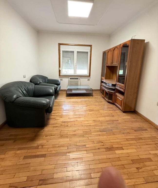 🏢 Apartament 3+1 për Qira – Qendër, pranë Kafe Flora