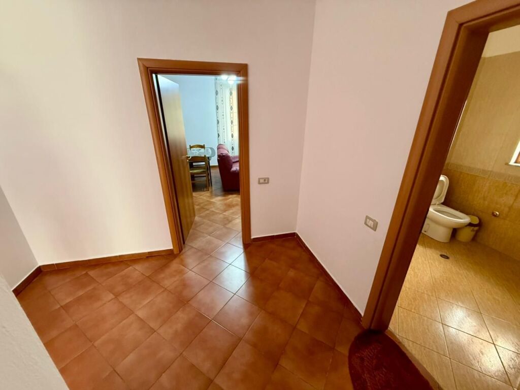 📣 AFFITTO Appartamento 1+1 📍 Vicino a 2 Palmave, Astir ✨   🏡 Parte di Villa  🛋️ Completamente Arredato  🪜 Piano 1 📐 Superficie 65 m2  👫 Preferiti Clienti Familiari (Coppia)   💶 Prezzo 40.000 Leke/Mese  ✅ Possibilità di Parcheggio con Pagamento Extra