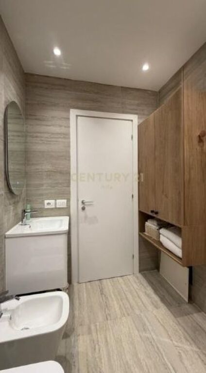 Shitet super apartament 1+1