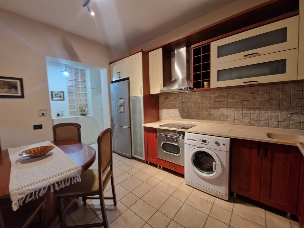 Jepet apartament 2+1 me qera tek rruga e kavajes