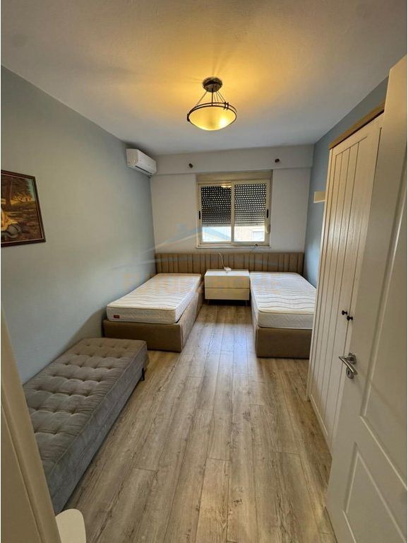 Shitet, Apartament 3+1+2, Stacioni Trenit, Tiranë