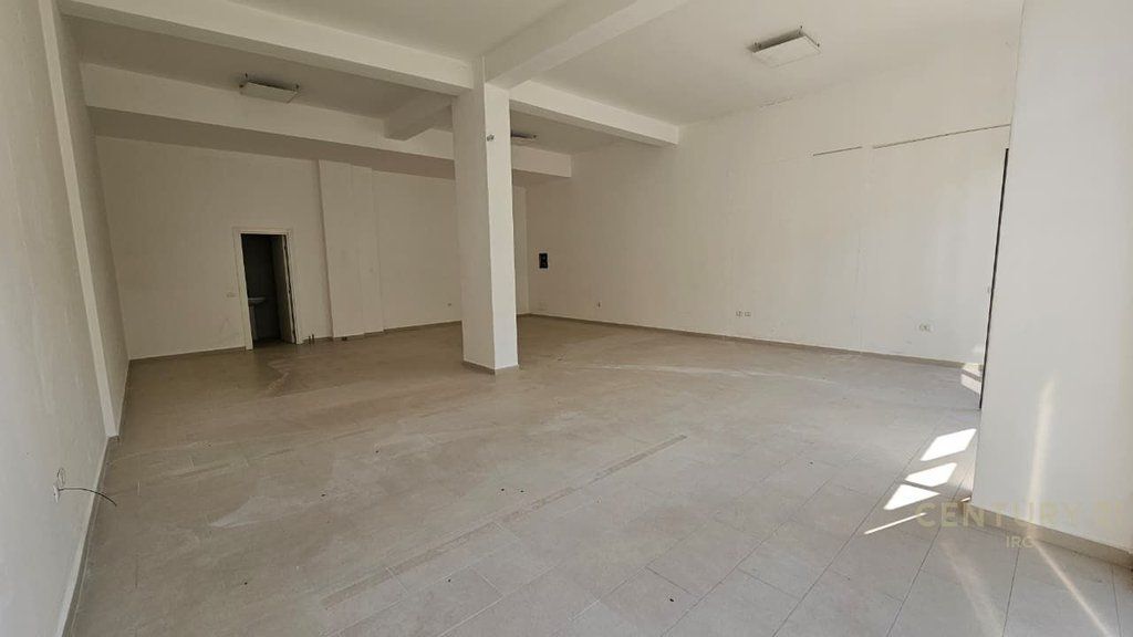 Jepet me qira ambient biznesi 95 m² – Komuna e Parisit, Tiranë!