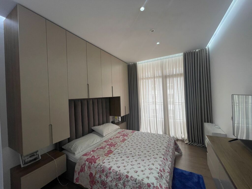 Vendesi appartamento 3+1+2 al Bulevardi i Ri