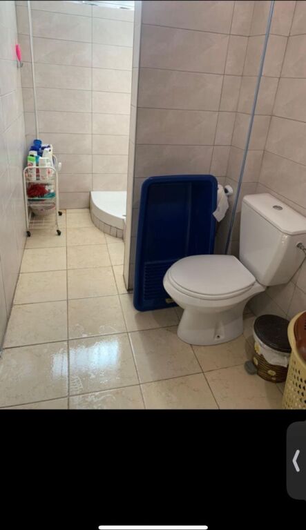 Kërkohet një vajzë për ndarje qeraje