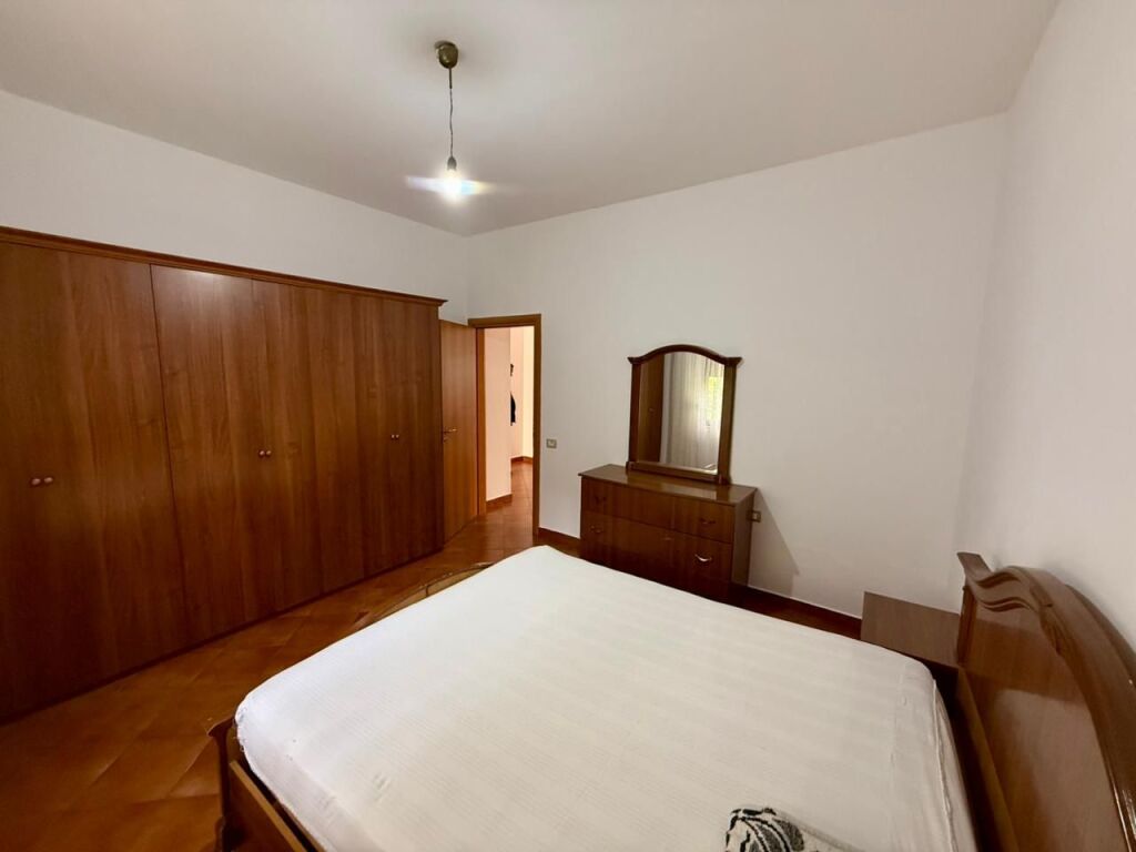 📣 AFFITTO Appartamento 1+1 📍 Vicino a 2 Palmave, Astir ✨   🏡 Parte di Villa  🛋️ Completamente Arredato  🪜 Piano 1 📐 Superficie 65 m2  👫 Preferiti Clienti Familiari (Coppia)   💶 Prezzo 40.000 Leke/Mese  ✅ Possibilità di Parcheggio con Pagamento Extra