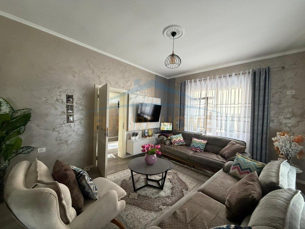 Shitet, Vilë 3-Katëshe në Prush, Kombinat, Tiranë