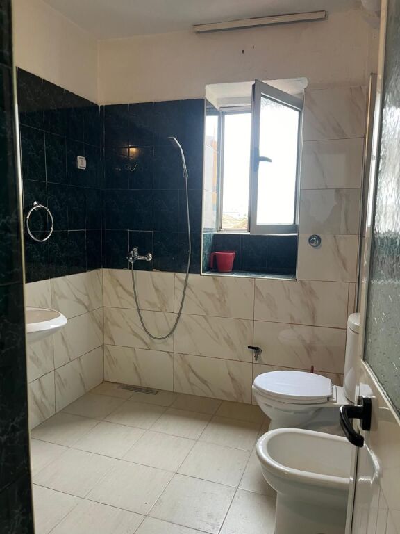 🏡 Apartament 1+1 me qira pranë Poligrafikut – Tiranë