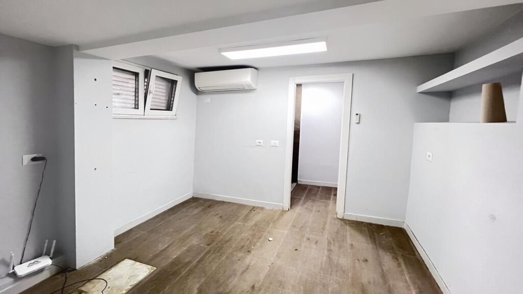 Locale per ufficio o abitazione in vendita vicino alla Strada di Durazzo!!!