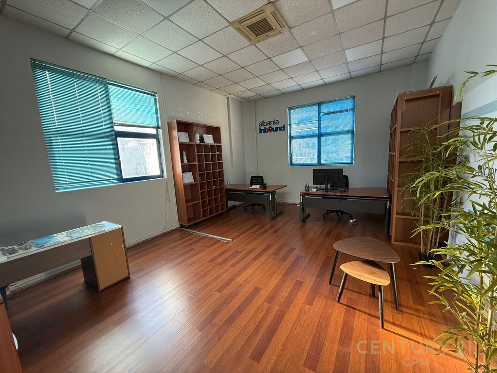 Zyrë Open Space per Qira tek Sheshi Willson, Tirana