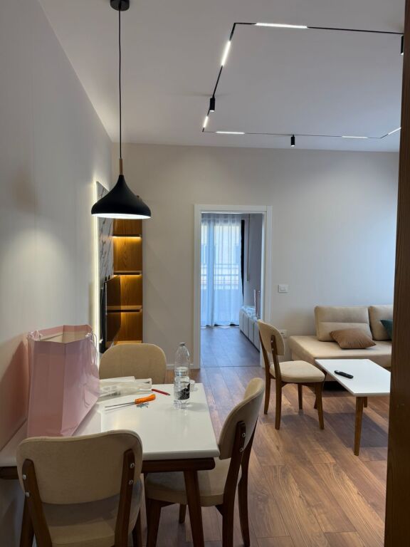 Jepet me qira 1+1 RRUGA BILL KLINTON KODRA E DIELLIT 60,000 leke