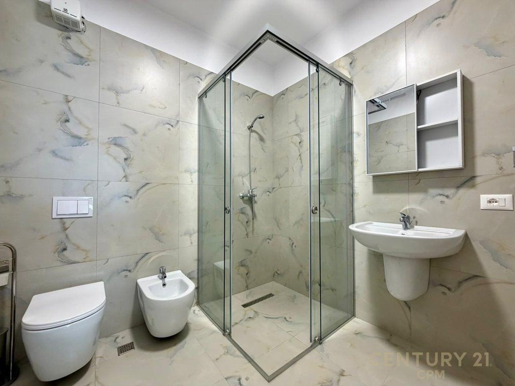 APARTAMENT MODERN 2+1+2 PER QIRA TEK PAZARI RI! (PA BANUAR ME PARE)