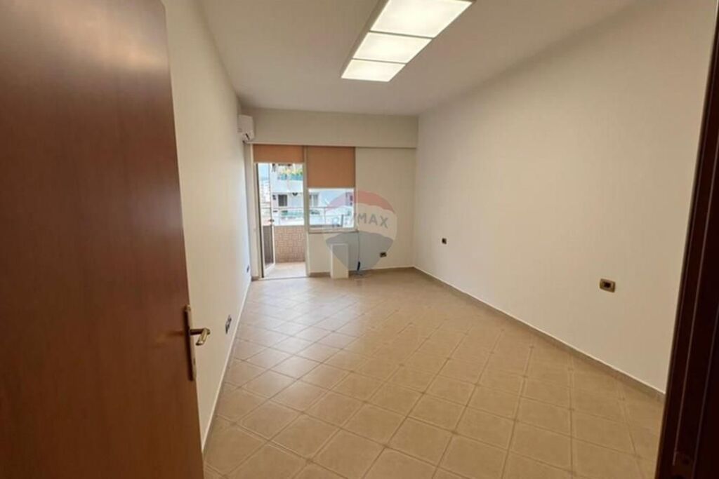 Jepet zyre per qira, Myslym Shyri