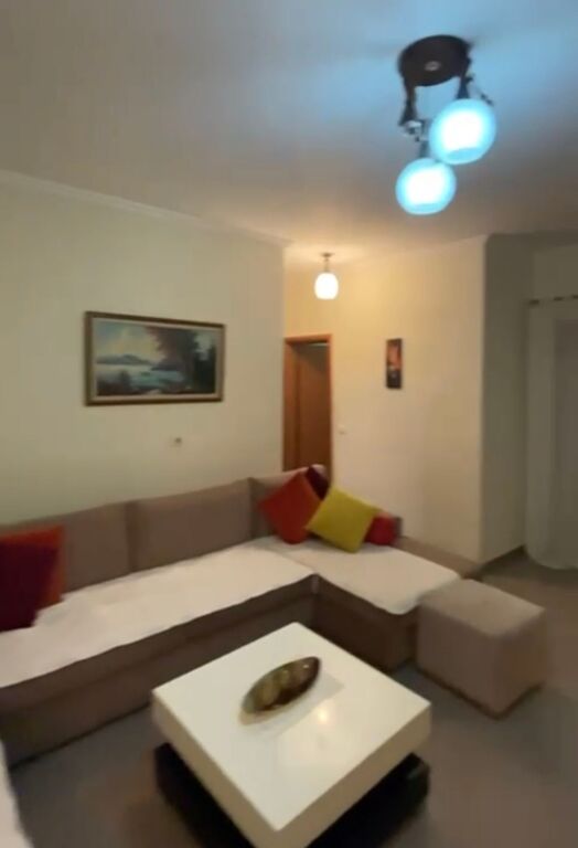 In affitto 2+1+1 Kthesa e Kamzes Pallatet e Verdha 400 mila leke