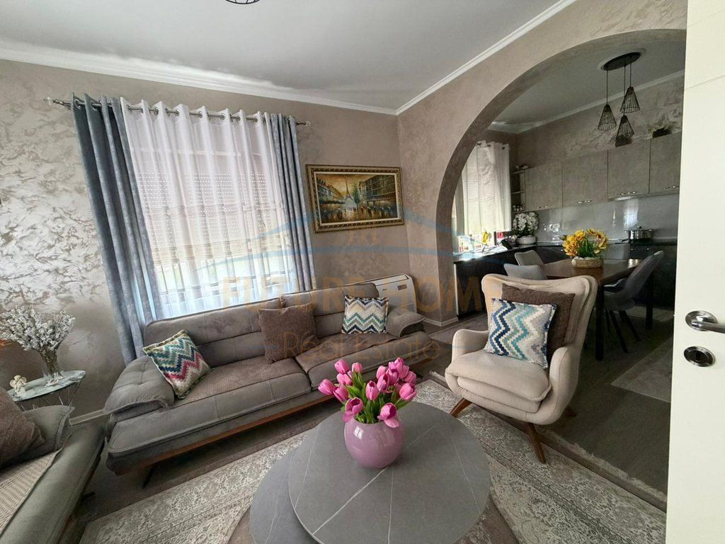 Shitet, Vilë 3-Katëshe në Prush, Kombinat, Tiranë