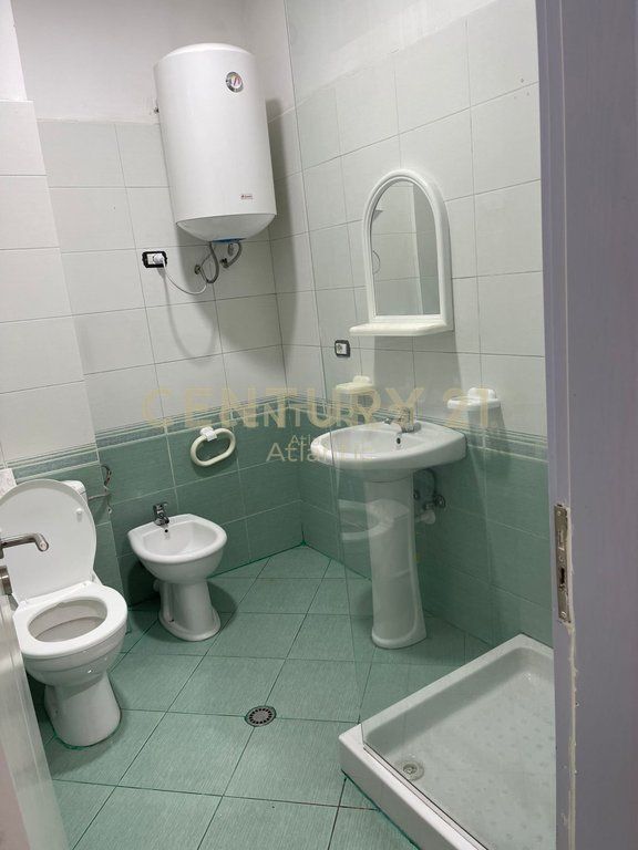 JEPET ME QIRA PARTAMENT 30 METRA NGA DETI PRAN ADRIATIK HOTEL , PLAZH DURRES .