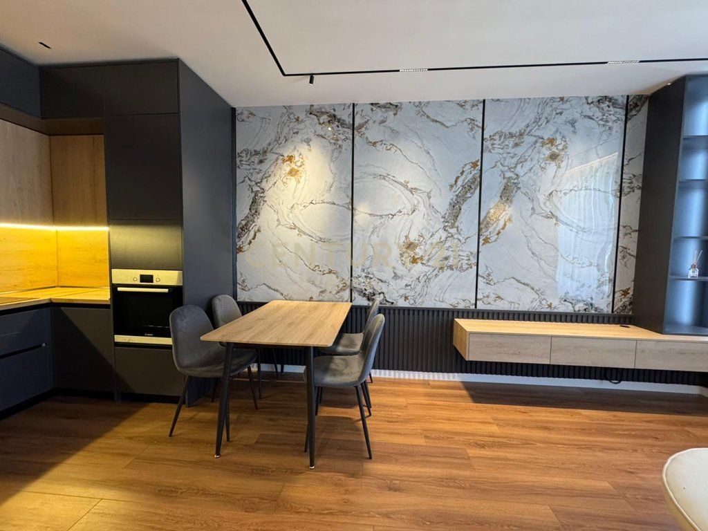 APARTAMENT 1+1 DHE POST PARKIMI PER SHITJE, BULEVARDI I RI