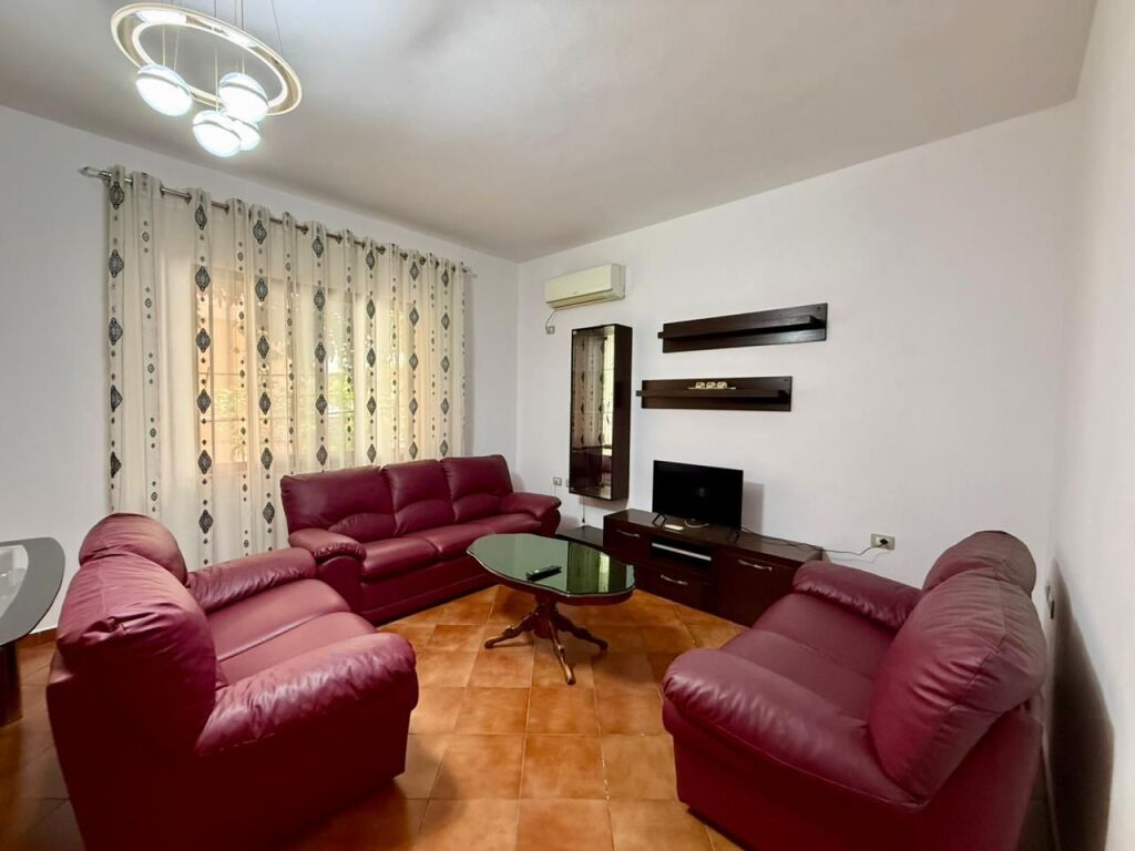 📣 AFFITTO Appartamento 1+1 📍 Vicino a 2 Palmave, Astir ✨   🏡 Parte di Villa  🛋️ Completamente Arredato  🪜 Piano 1 📐 Superficie 65 m2  👫 Preferiti Clienti Familiari (Coppia)   💶 Prezzo 40.000 Leke/Mese  ✅ Possibilità di Parcheggio con Pagamento Extra