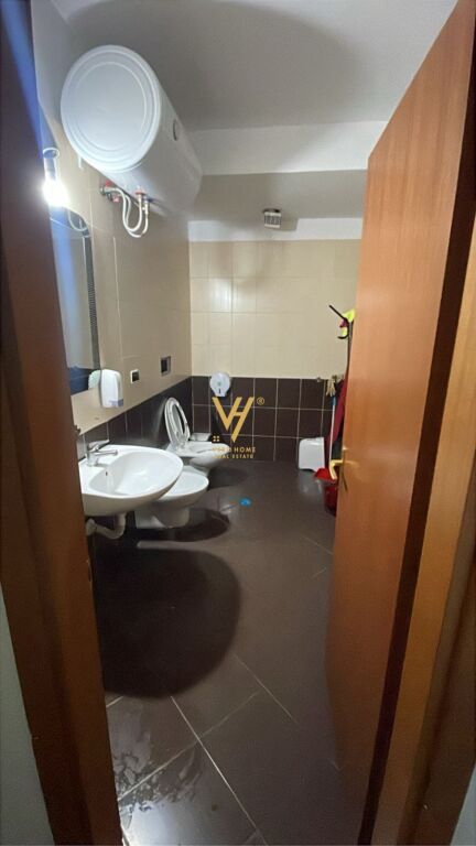 JEPET ZYRE 300 M2 ME QIRA TE SELVIA, KOMPLEKSI HALILI 2.800 EURO