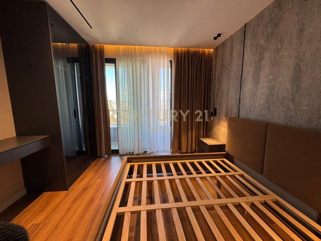 APARTAMENT 1+1 DHE POST PARKIMI PER SHITJE, BULEVARDI I RI