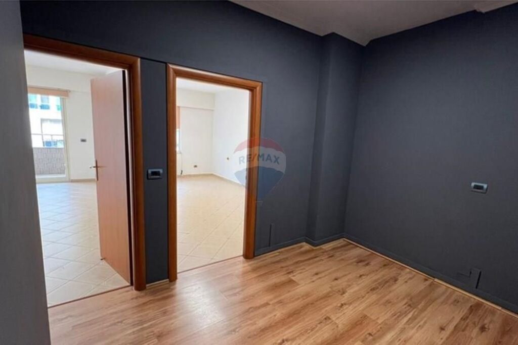 Jepet zyre per qira, Myslym Shyri