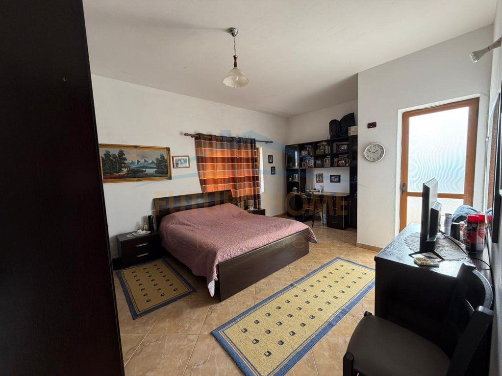 Shitet, Vilë 3-Katëshe në Prush, Kombinat, Tiranë