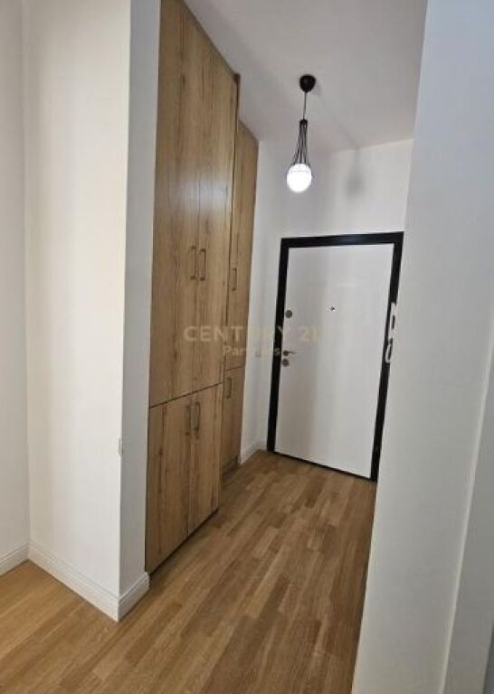 Affittiamo appartamento 2+1 con veranda