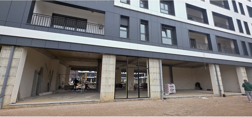 BULEVARDI I RI! NJËSI KOMERCIALE PËR QIRA, KATI ZERO, BUZE RRUGE!