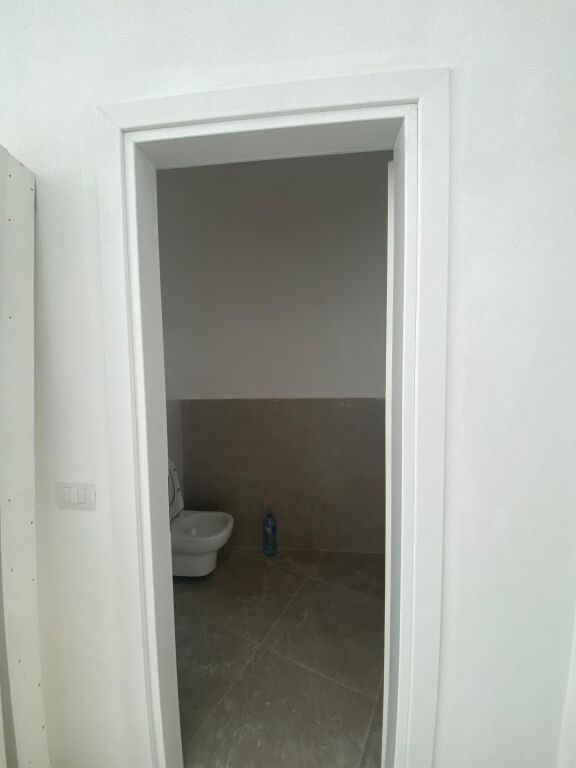 Jepet me qira dyqan ne katin perdhe tek Rruga e Elbasanit, shkolla Osman Myderizi pas Ambasades Amerikane