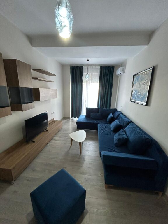 Jepet me Qera Apartament 1+1 Xhamllik, Kompleksi Eshli, prane Materniteti i Ri