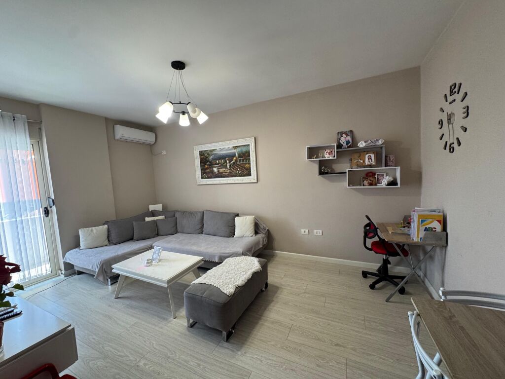 Shitet apartament 1+1 , pran fabrikes se miellit , Tirane