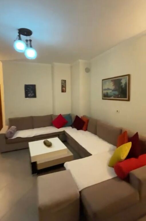 In affitto 2+1+1 Kthesa e Kamzes Pallatet e Verdha 400 mila leke