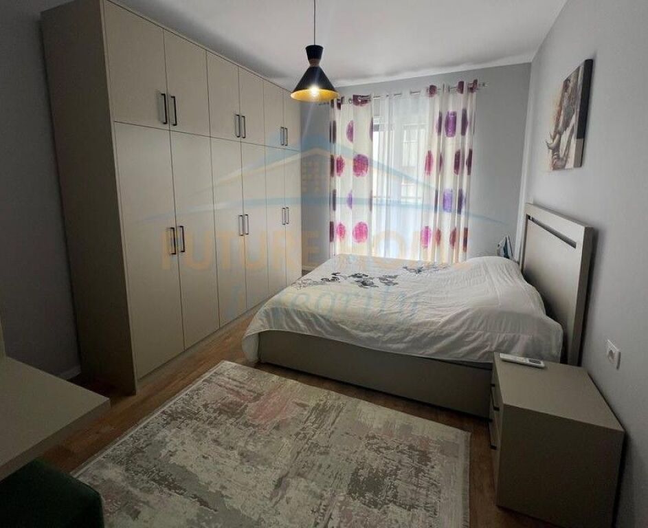 Affitto, Appartamento 1+1+Posto Auto, Complesso E-88, Tirana.