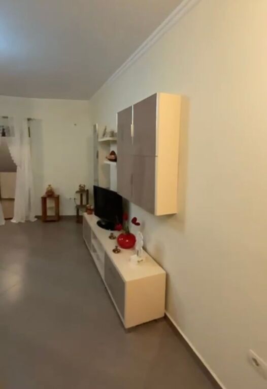 In affitto 2+1+1 Kthesa e Kamzes Pallatet e Verdha 400 mila leke