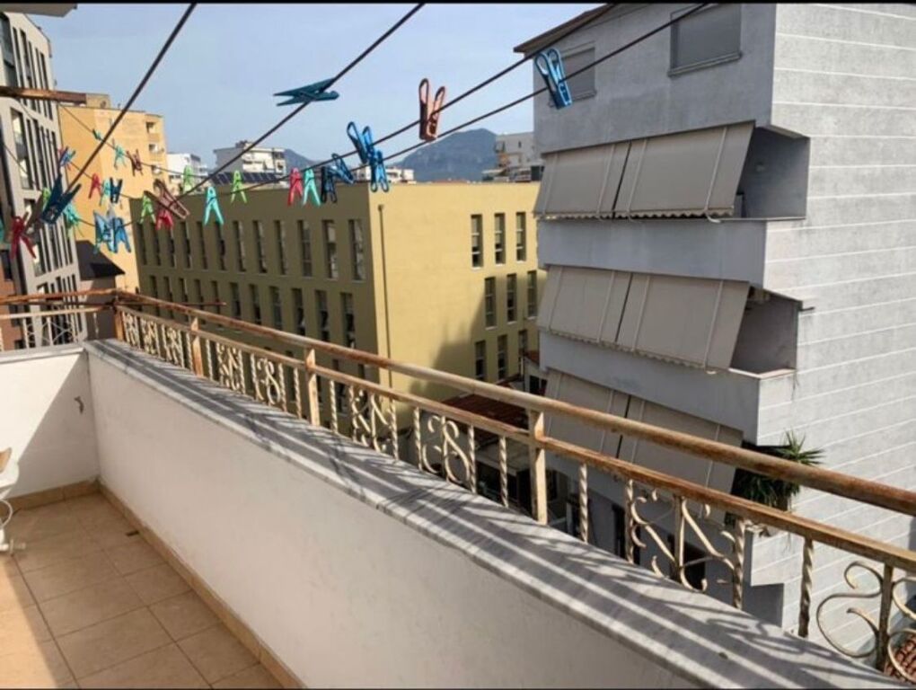 Kërkohet një vajzë për ndarje qeraje