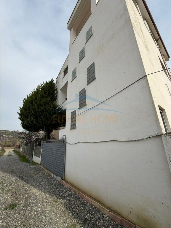 Shitet, Vilë 3-Katëshe në Prush, Kombinat, Tiranë