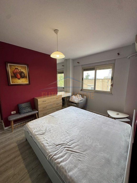 Shitet, Apartament 3+1+2, Stacioni Trenit, Tiranë