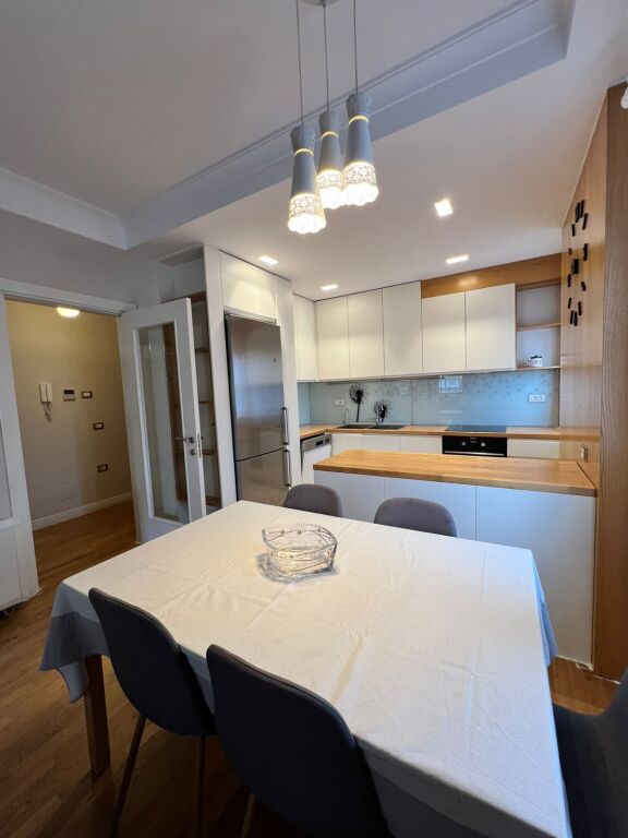 Jepet me qera 3+1+2 tek Komuna e Parisit