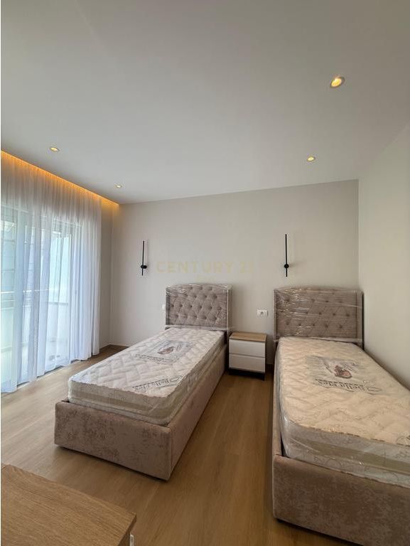 Apartament luksoz për shitje në Golem – vetëm 30 metra nga deti!