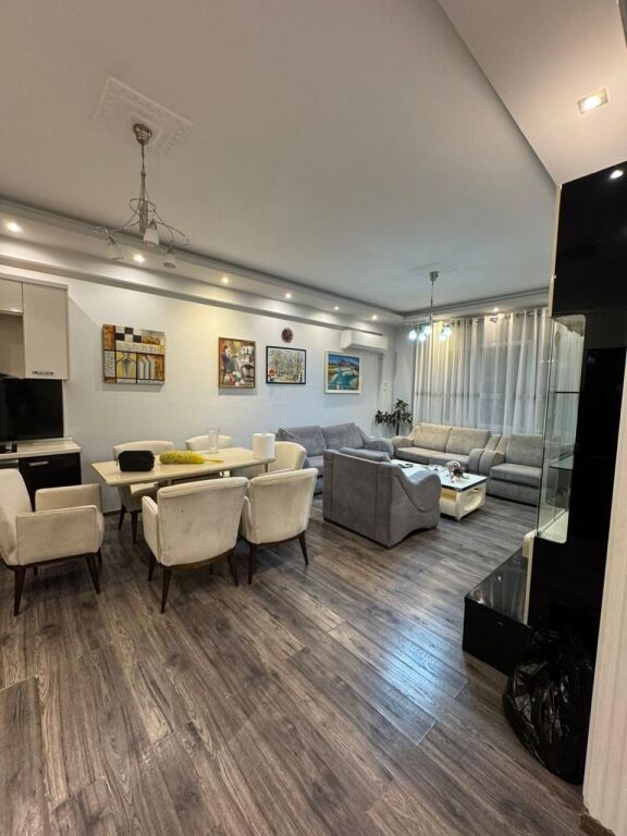 In vendita 2+1+2, super Vista, lago di Tirana