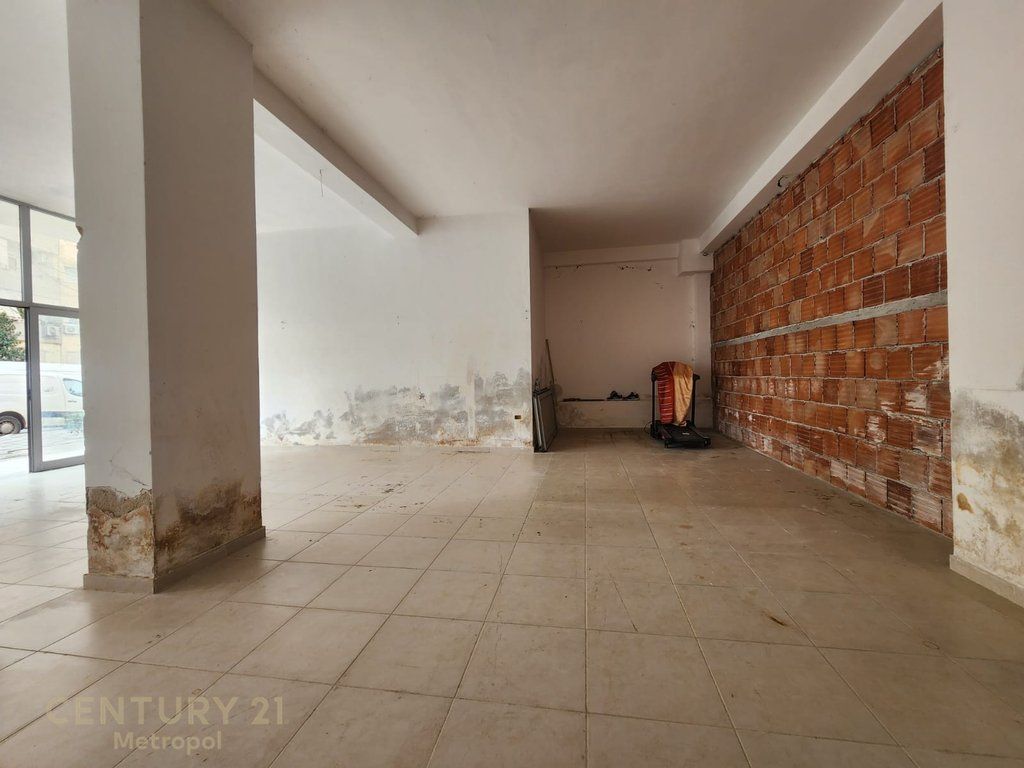 AMBJENT KOMMERCIAL ME QIRA NE FRESK ,PRANE SHKOLLES 17 SHKURTI!
