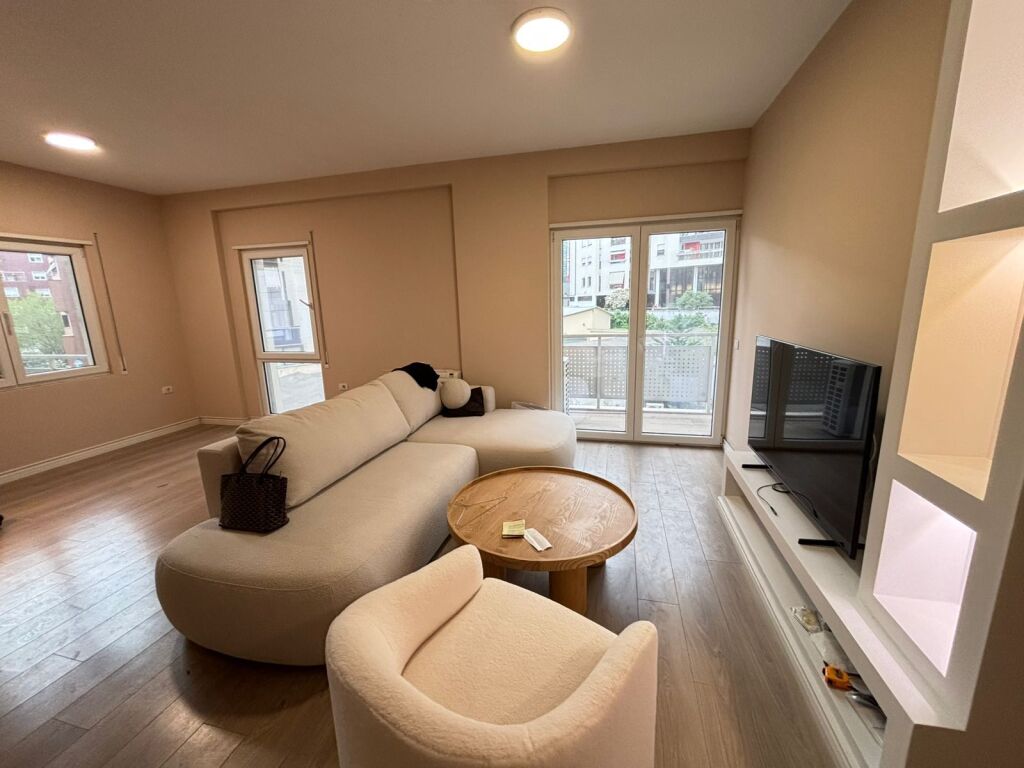 Apartament 2+1+2 me qera tek Rruga e Kosovareve