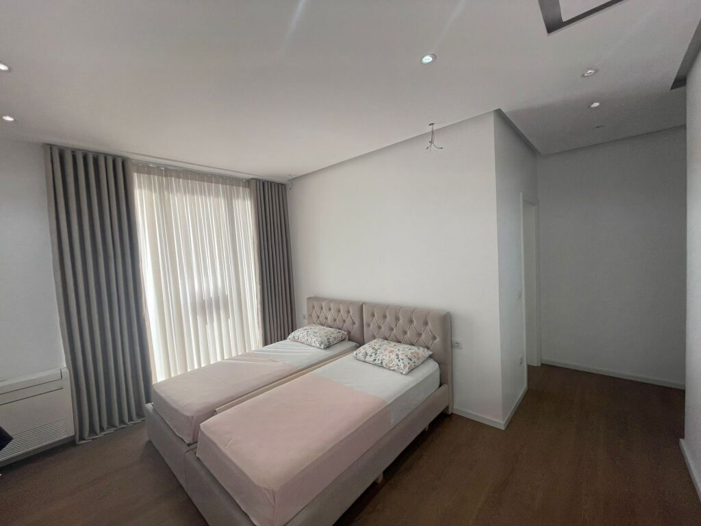 Vendesi appartamento 3+1+2 al Bulevardi i Ri