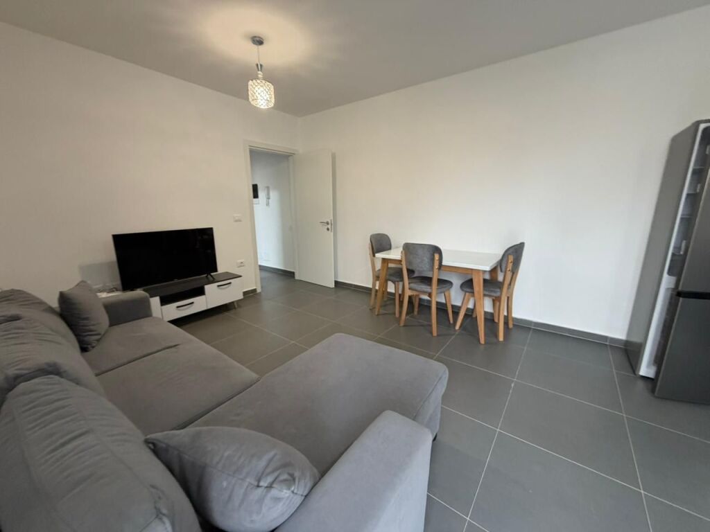 Appartamento 2+1 in affitto – Zona 5 Maji  Appartamento 2+1 in affitto nella zona di 5 Maji.  • Situato in un edificio nuovo  • 2° piano (opzioni disponibili)  • Organizzazione regolare e spazi ampi  💰 Prezzo: 50.000 lek/mese  Per maggiori informazioni o visita, contattare in privato.