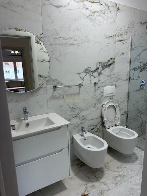 2+1 Per shitje prane Markates