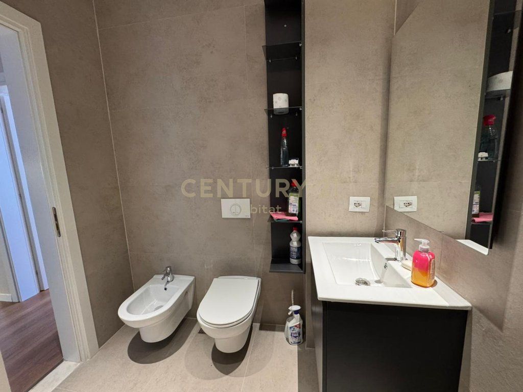 APARTAMENT 1+1 DHE POST PARKIMI PER SHITJE, BULEVARDI I RI