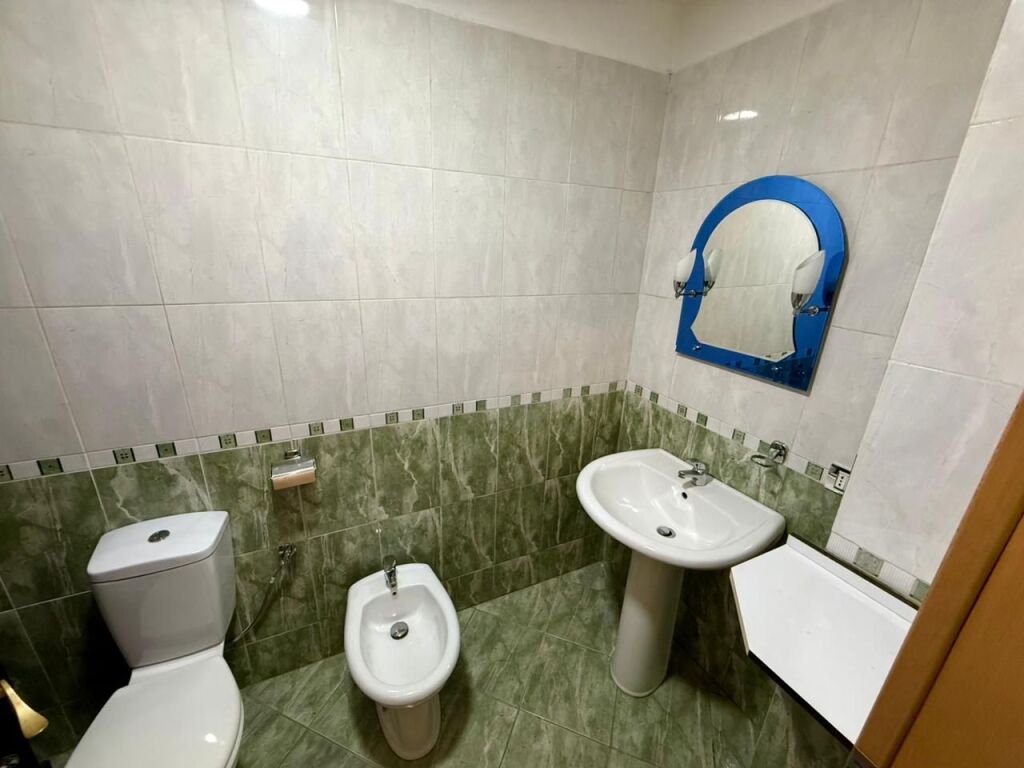 📣 AFFITTO Appartamento 2+1+2 con Parcheggio 📍 Di fronte a Delijorgjit 🛣️ Via "Kavajes" ✨ 💶 Prezzo 80.000 Leke/Mese