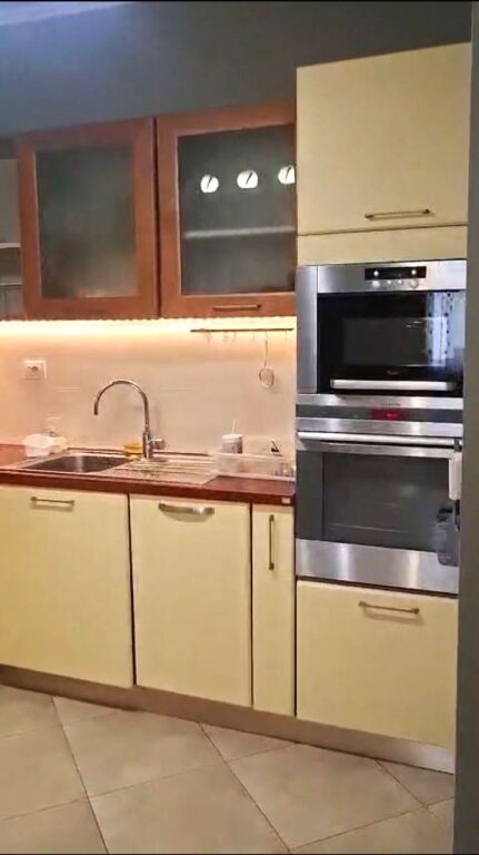 🏢Lago Secco, vicino a Queen’s Coffee, si affitta appartamento 2+1 arredato. 60.000 Leke    