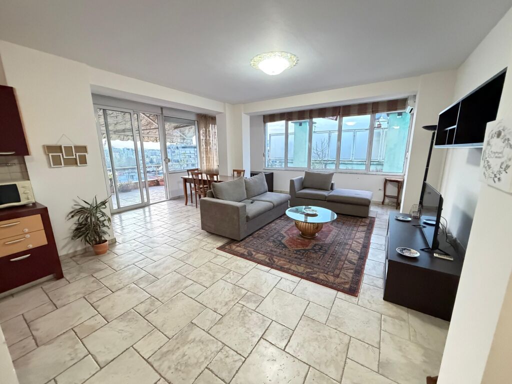 🏡✨ SUPER Appartamento con Veranda Gigante – Piazza Willson  📍 Via Ymer Kurti 🏢 6° piano con ascensore 📐 81 m² appartamento + 134 m² veranda 📏 Totale: 215 m²  ☀️ Orientamento perfetto Sud – Est – Ovest 📄 Con atto di proprietà  💼 Ideale per investimento 👉 Possibilità di divisione in 3 appartamenti 👉 O abitazione di lusso con grande veranda 🌿  💶 Prezzo: 385.000€