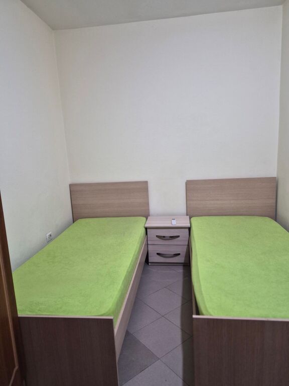 Tirane, Jepet me qera garsonier 1+1 Kati 1, 30 m² 300 Mije Lek (RR Qemal Stafa perballe Shkolles Fan Noli-2 min me Pazarin e Ri)
