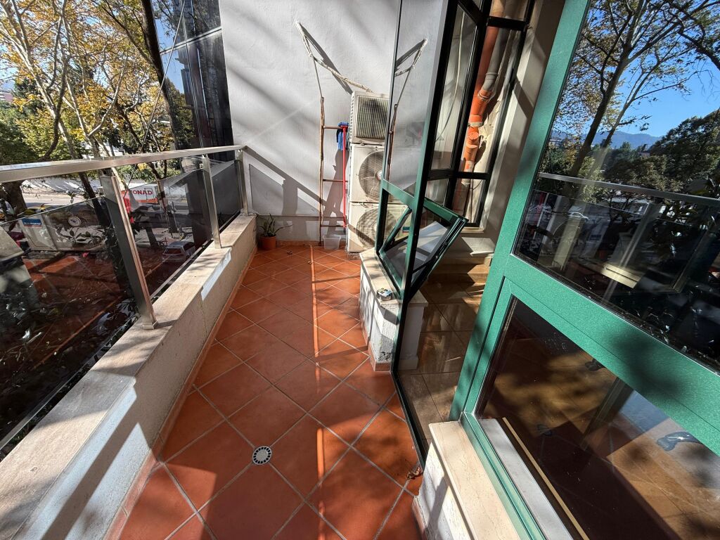 Jept me qera ambient Zyrash e pershtatur per cdo lloj zyre  📍rtsh , padam , ne kryqezim te rruges . Papa Xhon Pali II me Rruga Ismail Qemali Kati i 2 me ashensor  Siperfaqja 150 m2  Cmimi 1500 euro ne muaj